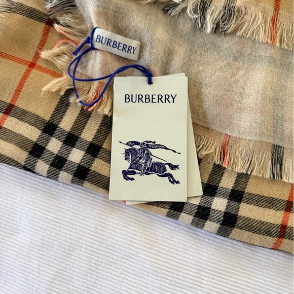 Burberry Beige and Black Check Wool Scarf with Logo Tag new with tags - Picture 3 of 9